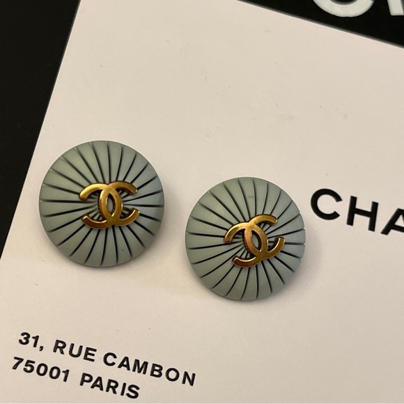 đź’”SOLD AUTHENTIC!! Lot Of 2 Chanel Vintage CC Buttons Pale Blue Gold 1990s R1 - Picture 3 of 8